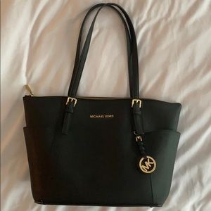 Michael Kors Jet Set Top ZIP Tote